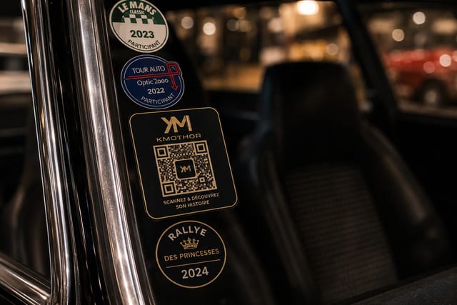 QR Code Kmothor — Macaron autocollant